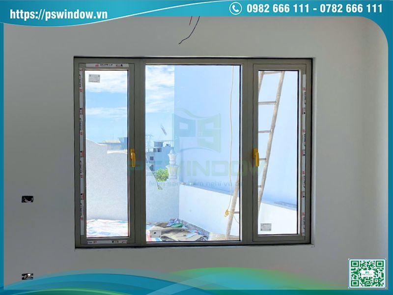Cửa sổ mở quay 2 cánh 2 bên nhôm Maxpro kết hợp vách kính ở giữa