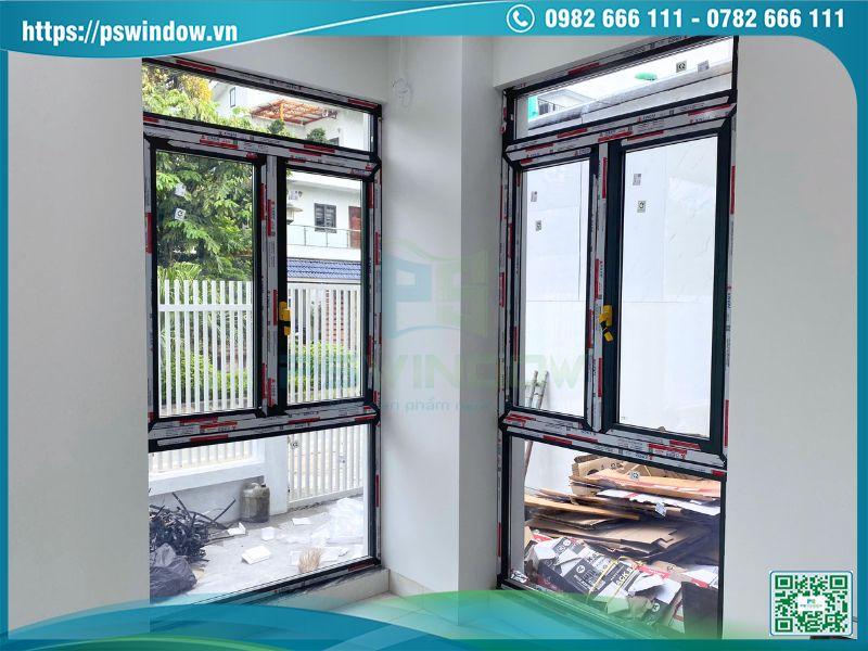 Cửa sổ mở quay 2 cánh fix trên dưới nhôm Xingfa xám đá kính hộp