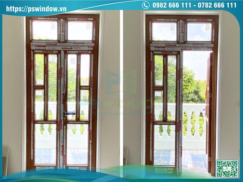 Cửa Xingfa giả gỗ 2 cánh mở quay chia đố