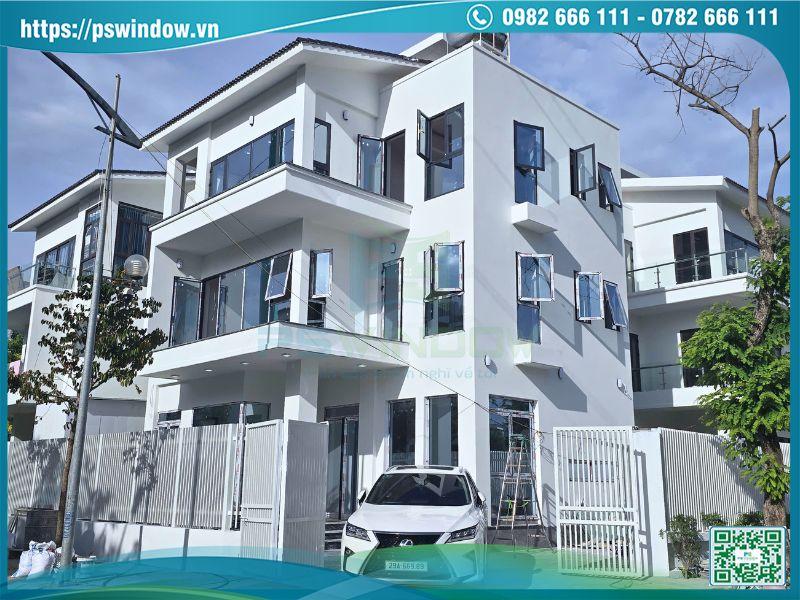Cửa Xingfa màu đen lắp đặt cho biệt thự hiện đại