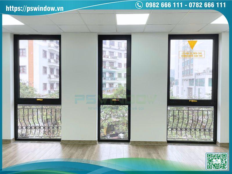 Cửa Xingfa xám đá bền bỉ, chống chịu thời tiết
