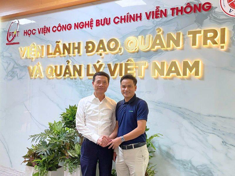 Giám đốc PSWINDOW cùng bộ trưởng Nguyễn Mạnh Hùng