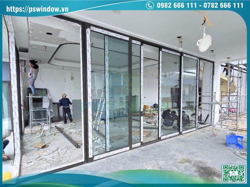 Hệ cửa lùa Maxpro 4 cánh màu đen hiện đại cho penthouse cao cấp