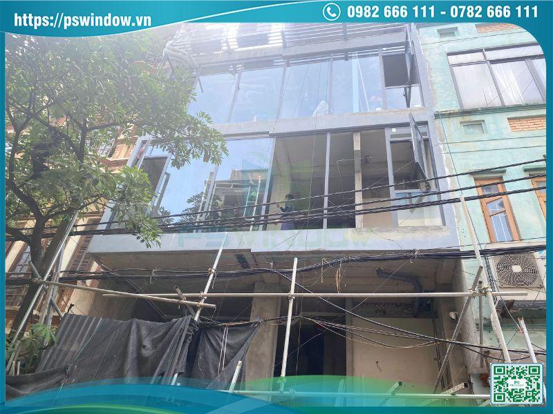 Lắp vách kính cửa sổ ở mặt sau công trình