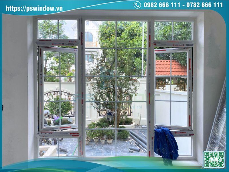Mẫu vách kính kết hợp cửa sổ mở quay khung nhôm Xingfa màu trắng