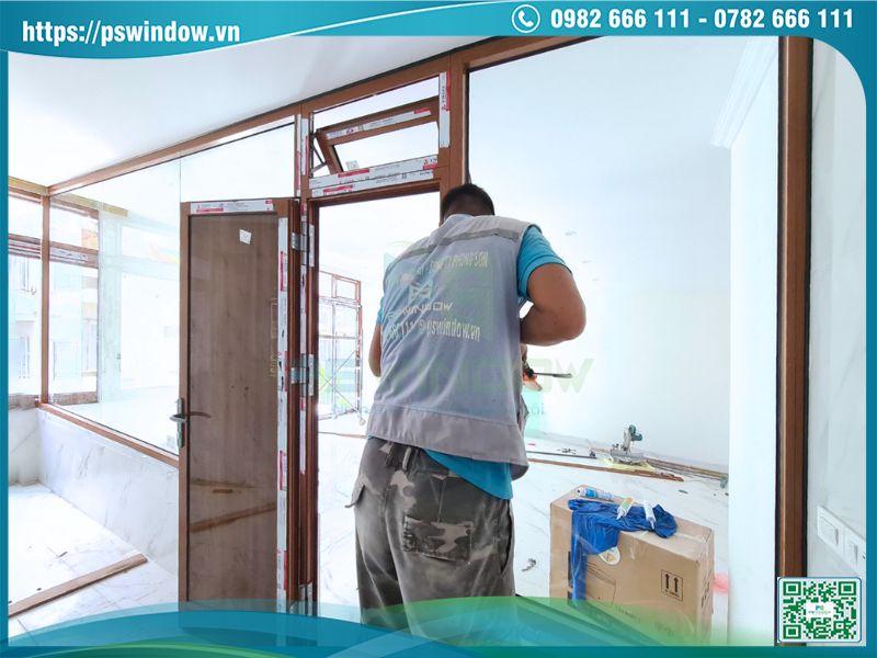Pswindow lắp đặt cửa Xingfa vân gỗ cho nhà phố tại Hà Nội