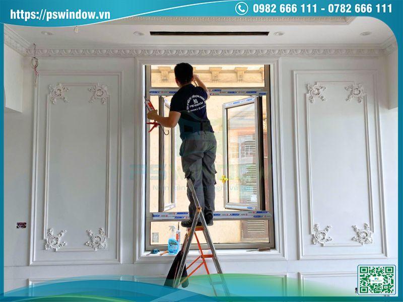 Quá trình đi keo hoàn thiện cửa