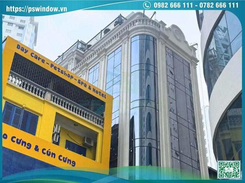 Thiết kế vách kính cong tinh tế, sử dụng kính hộp Low-e cách âm cách nhiệt tối ưu