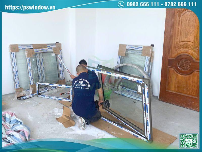 Thợ PSWINDOW lắp đặt cửa công trình
