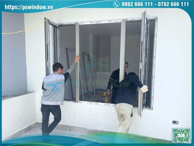 Thợ PSWINDOW lắp đặt cửa Maxpro cho công trình