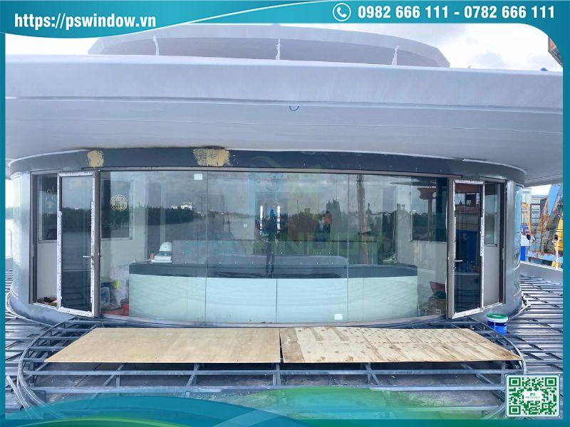 Vách kính cong và cửa đi mở quay Maxpro cho siêu du thuyền