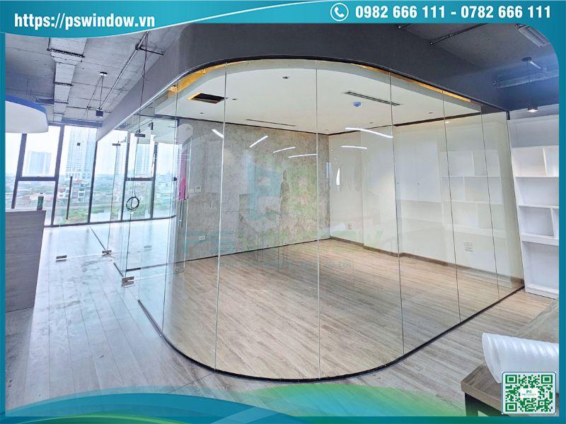 Vách kính cường lực uốn cong cho không gian văn phòng