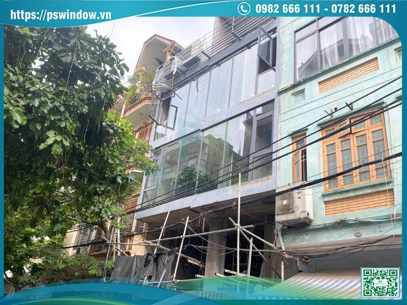 Vách kính kết hợp cửa sổ mở quay lấy thoáng ở mặt sau công trình