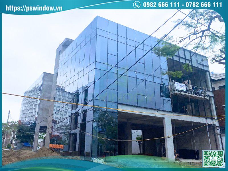 Vách kính mặt dựng nhôm Xingfa bền bỉ, chống chịu mưa nắng gió bão