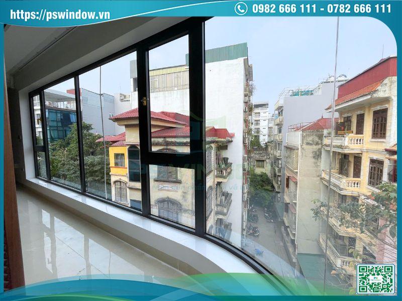 Vách kính uốn cong tinh tế, tối ưu tầm nhìn và ánh sáng tự nhiên