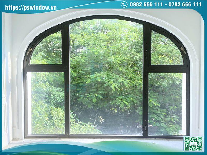 Vách kính uốn vòm kết hợp cửa sổ mở quay 2 cánh nhôm Maxpro độc đáo