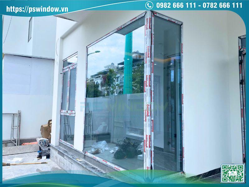 Vách kính và cửa sổ mở quay 2 cánh ở mặt tiền tầng 1