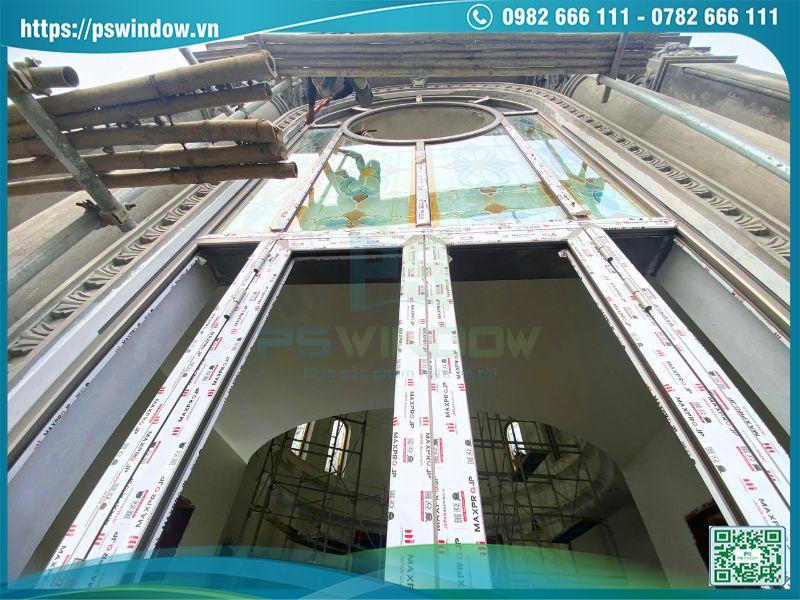 Vách vòm thông tầng phía trên cửa đi nhôm Maxpro