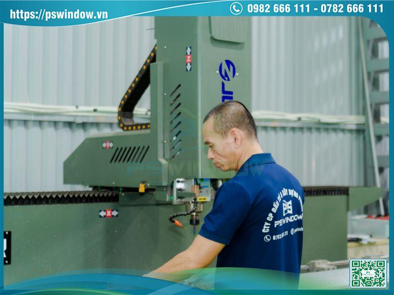 Công nhân sản xuất lành nghề, giàu kinh nghiệm tại PSWINDOW