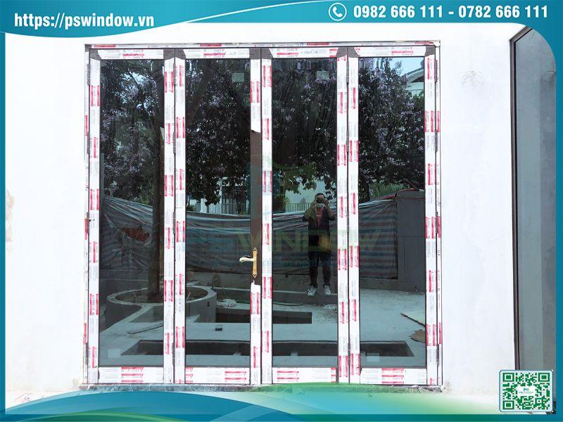 Cửa chính 4 cánh cân đối với tổng thể, hài hòa với kiến trúc