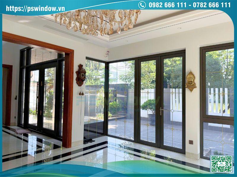 Cửa đi mở quay kết hợp vách kính nan đồng nhôm Maxpro