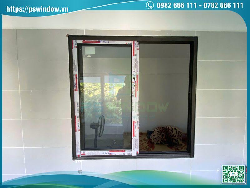 Cửa sổ lùa Xingfa lắp đặt cho phòng ngủ nhà phố