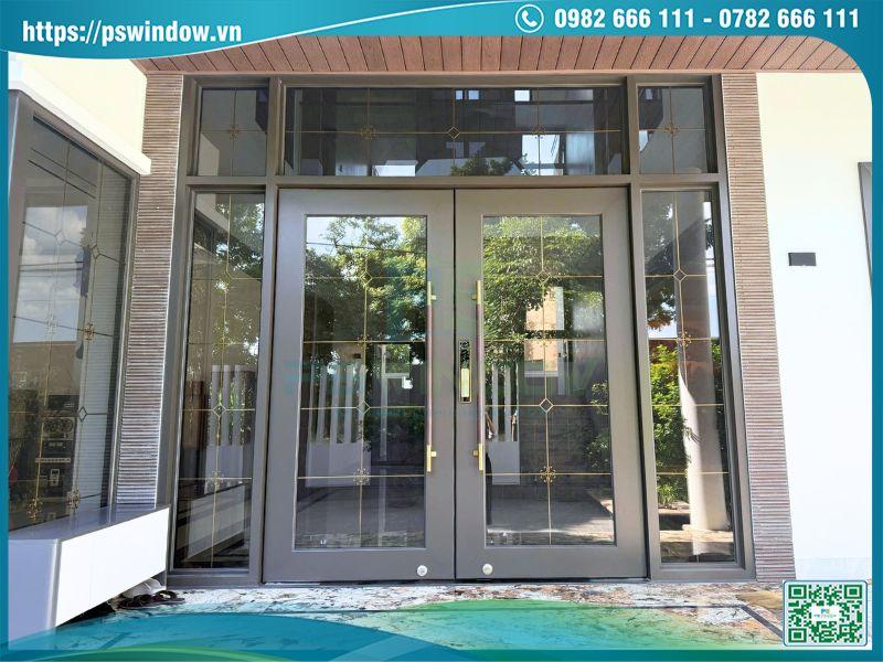 Cửa thủy lực khung nhôm Maxpro với khóa điện tử và kính hộp nan đồng sang trọng