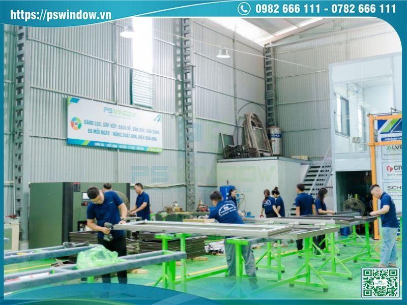 Đội ngũ công nhân lành nghề tại nhà máy nhôm kính PSWINDOW