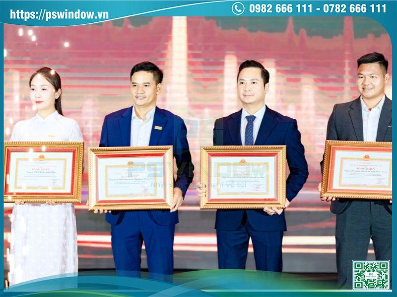 Gi ám đốc Nguyễn Huy Sơn nhận bằng khen của UBND TP. Hà Nội năm 2026