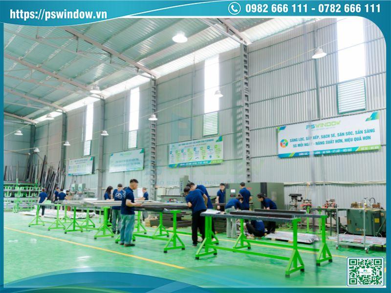 Một góc nhà máy PSWINDOW với đội ngũ công nhân đang làm việc